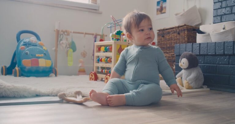 Kada je pravo vreme da beba počne da sedi