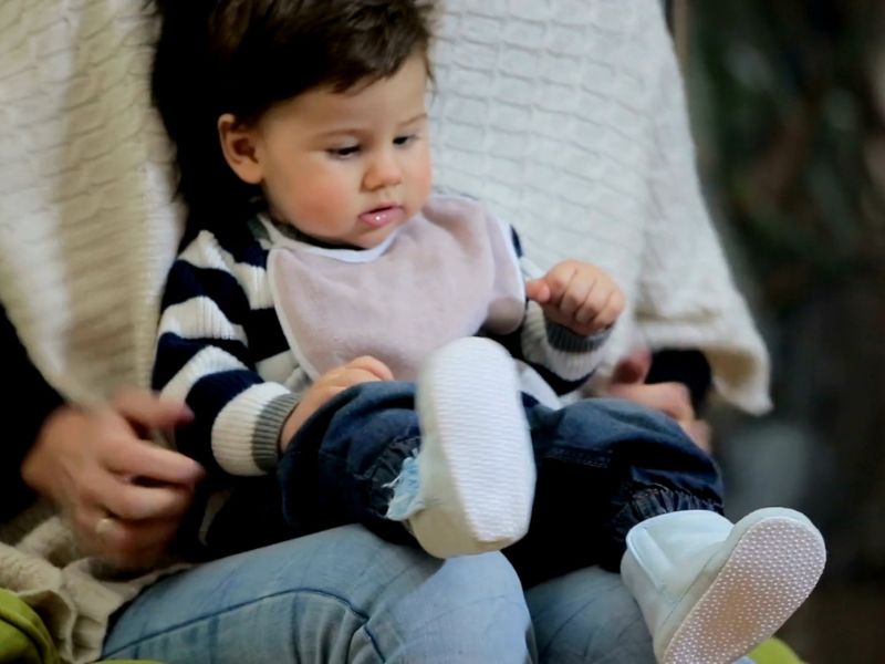 dečak u zimskim čizmicama