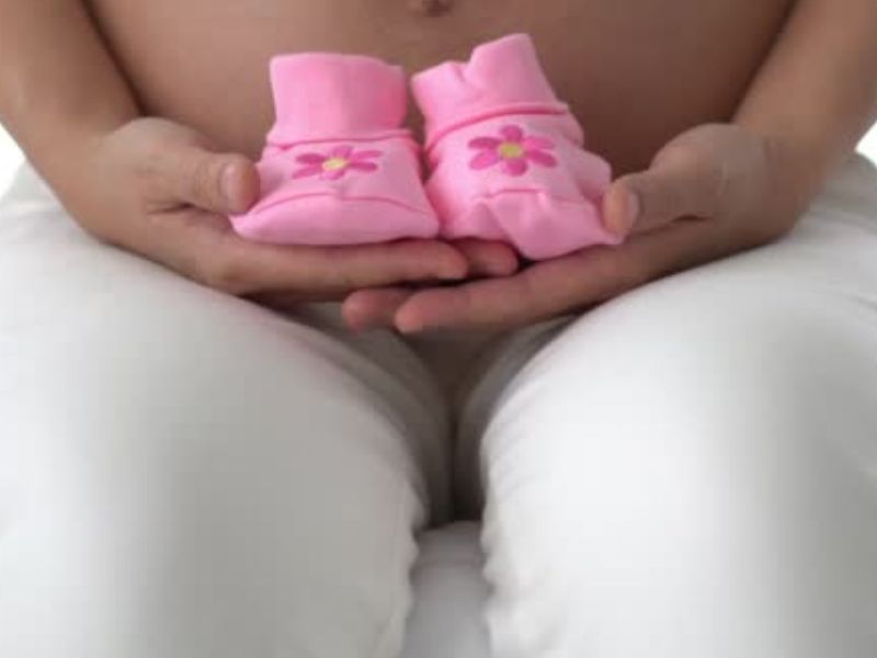 osoba drži dečije patofnice u ruci