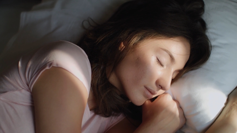 Trudnica mirno spava na boku, naslonjena na jastuk